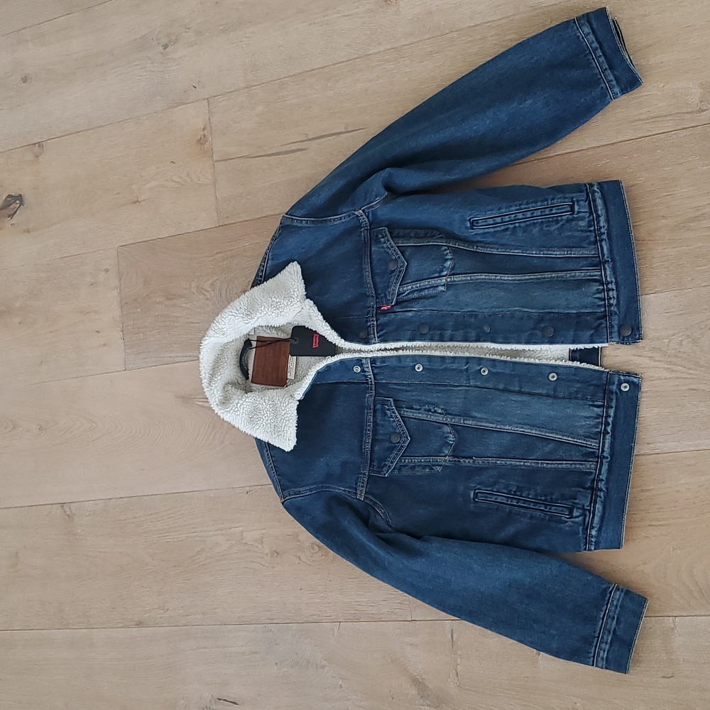 Levi's new with tags mens sherpa lined jean jacket. Size S